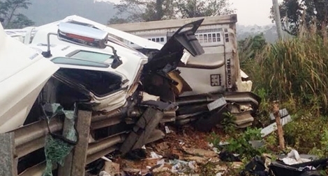 Cứu kịp thời lái và phụ xe bị lật trên đèo Lò xo