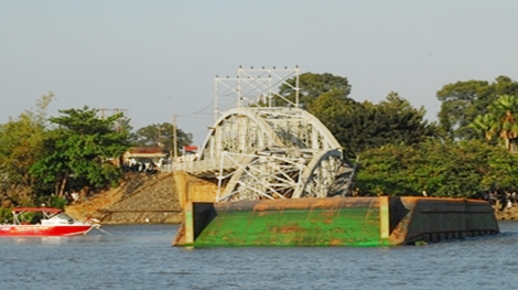 Truy tố hai người làm sập cầu Ghềnh