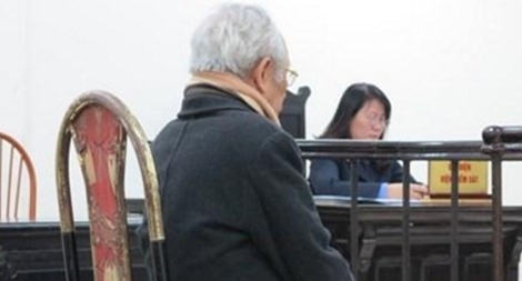 Cụ ông 77 tuổi lần thứ 4 ra tòa vì... đánh nhau!