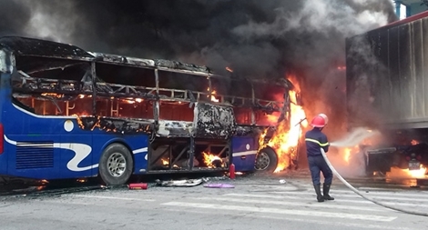 Xe khách chở 30 người đấu đầu container bốc cháy dữ dội