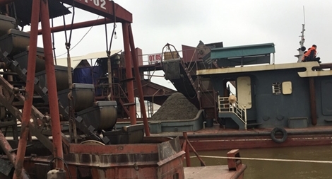 Ăn cơm hộp, đột kích “đại công trường cát tặc” trên sông Hồng
