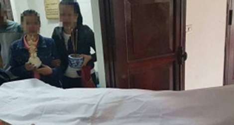 Đang chở con gái 2 tuổi trên đường, bố bị chém tử vong 