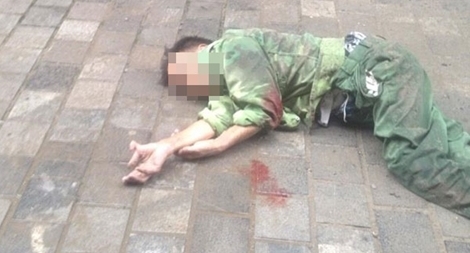 Đang trát vữa, người công nhân rơi từ tầng 3