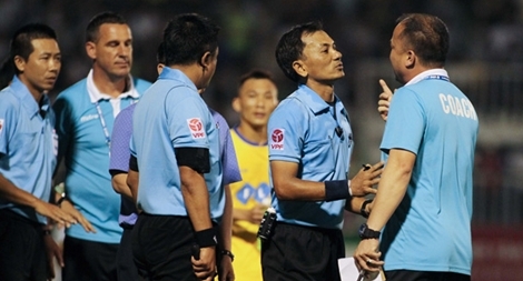 Từ những bấn loạn của V.League 2017: Thường trực VFF vẫn… im lặng đáng sợ