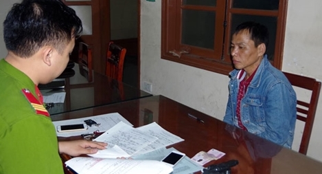 Uy hiếp bà chủ tiệm cắt tóc bằng… súng giả