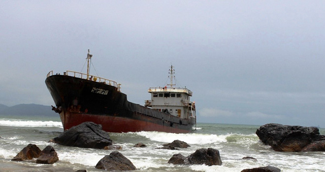 Nguy cơ ô nhiễm môi trường biển Nam Ô từ một tàu hàng mắc cạn