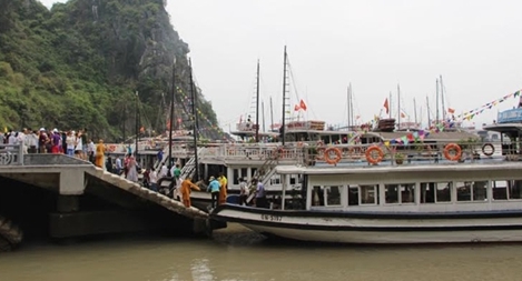 Khách tham quan Vịnh Hạ Long tăng 50%