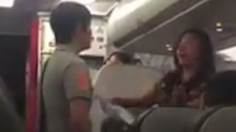 Truy tìm hành khách “chửi bậy, la hét” trên máy bay