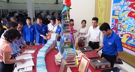 Khai mạc triển lãm “60 năm Bác Hồ về thăm Hải Phòng lần thứ ba”