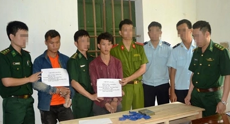 Hai thiếu niên cùng đàn anh tuồn ma túy vào Việt Nam