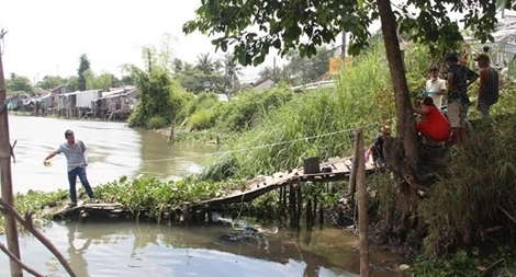 Bàng hoàng phát hiện thi thể phụ nữ nổi trên sông