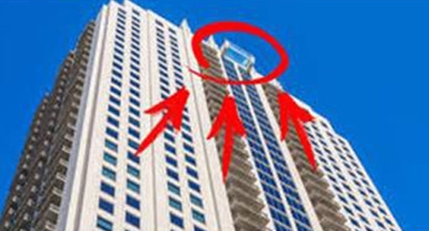 Bể bơi đáy kính trên độ cao 153m