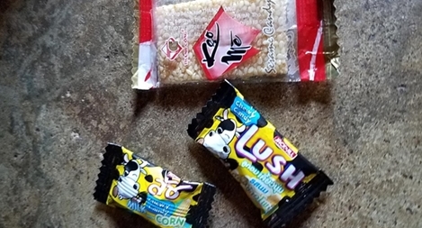 Ăn bánh kẹo do người lạ đưa, 59 người bị ngộ độc