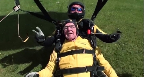 Vận động viên nhảy dù nghiệp dư 101 tuổi