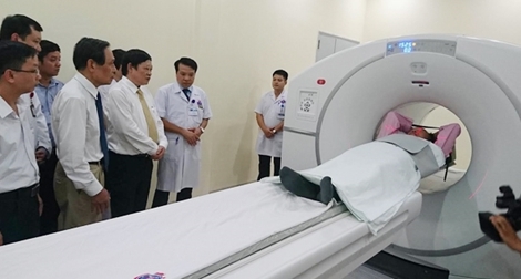 Có bao nhiêu máy xạ trị được trang bị trong khu xạ trị khép kín của Bệnh viện Ung bướu cơ sở 2?
