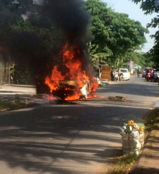 Taxi cháy dữ dội, nữ tài xế cùng 4 hành khách thoát nạn