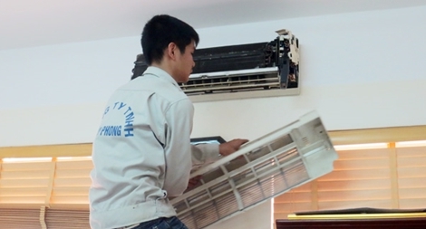 Những mánh khóe của thợ sửa điều hòa trong cao điểm nắng nóng