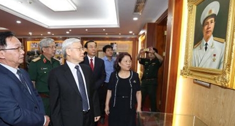 Tổng Bí thư thắp hương tưởng niệm Đại tướng Nguyễn Chí Thanh