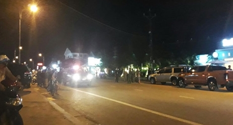 Xe bán tải thả “hảo hán” xuống đường, gây hỗn chiến