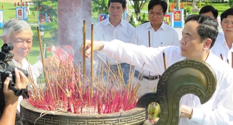 Chủ tịch MTTQ Việt Nam dâng hương Thành cổ Quảng Trị và Nghĩa trang liệt sĩ Trường Sơn