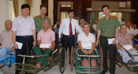 Thăm hỏi, tặng quà thương - bệnh binh, người có công với đất nước