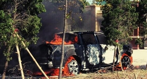 Ô tô bốc cháy trước cổng Viện kiểm sát nhân dân