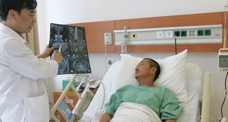 Nội soi êm ru “thổi bay” viên sỏi thận “khủng”