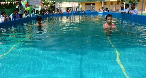 Khai trương hồ bơi di động trong trường học