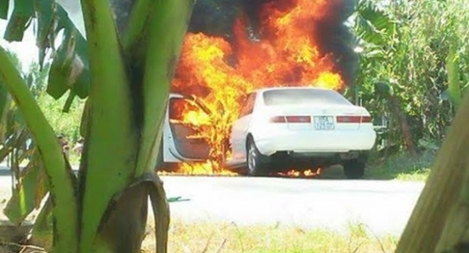 Xe Camry đang chạy bất ngờ bốc cháy