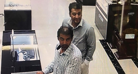 Hai ông Tây “nhón” chiếc đồng hồ Longines trị giá hàng trăm triệu đồng