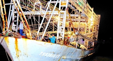 Tàu cá vỏ thép bị nạn cùng 10 ngư dân Thanh Hóa về cảng Quy Nhơn an toàn