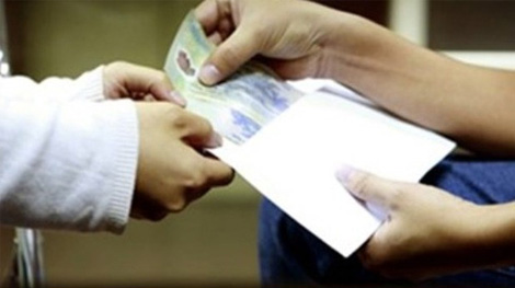 Người dân không nên có thói quen đưa tiền để dễ xong việc