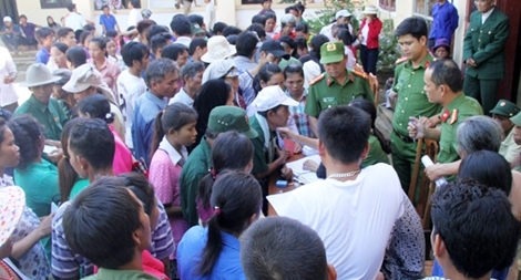 Chuyện về bản cấp, đổi chứng minh nhân dân cho đồng bào