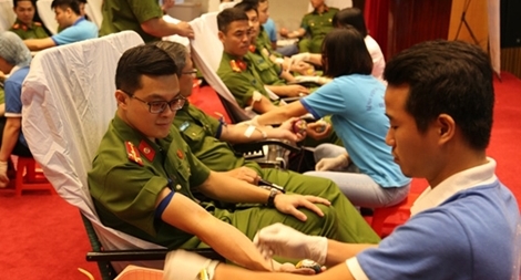 Hiến máu tình nguyện “Giọt máu nghĩa tình vì đồng đội thân yêu”