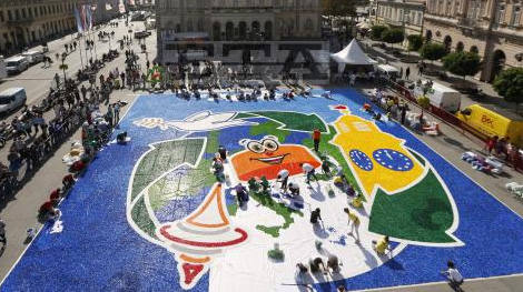 Bức tranh khảm từ nắp chai nhựa lớn nhất thế giới