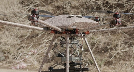 Máy bay không người lái mang theo súng trường, phóng lựu đạn và tên lửa