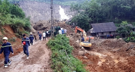 Chó nghiệp vụ lội bùn tìm kiếm thi thể nạn nhân bị chôn vùi