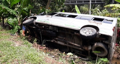 Né xe máy, xe khách lao xuống kênh