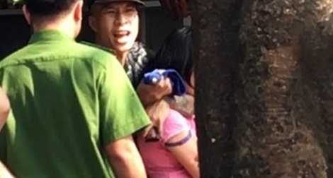 Giải cứu nữ y tá bị khống chế bằng súng trong cửa hàng hoa