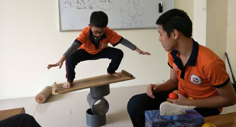 Cậu bé tự kỷ đạt kỷ lục biểu diễn xiếc