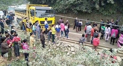 Xe chở đất va xe chở khách, hàng chục người thoát chết 