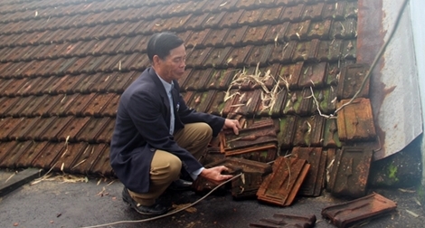 Nhiều căn nhà bị tốc mái do máy bay cất, hạ cánh