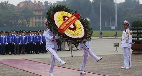 Đại biểu Đoàn Thanh niên toàn quốc báo công dâng Bác