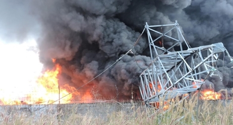 Cháy kho chứa phế liệu ở Vũng Tàu, cột điện trung thế sập đổ