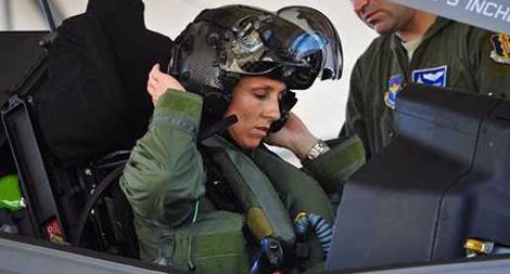 Khi "chân dài" lái chiến cơ