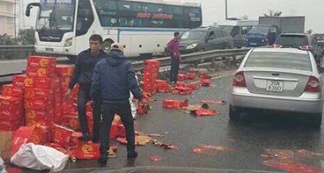 Xác minh thông tin tài xế taxi “hôi của” xe tải gặp nạn