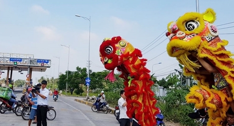 Múa lân mừng “xả cửa” BOT Sóc Trăng