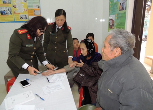 Khám bệnh, cấp phát thuốc miễn phí cho hơn 200 người dân nghèo