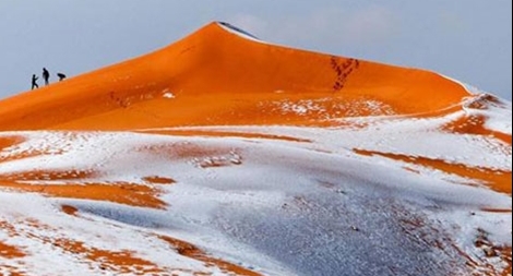 Kỳ lạ tuyết phủ trên sa mạc