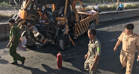 Nguy hiểm dưới chân cầu Phú Mỹ